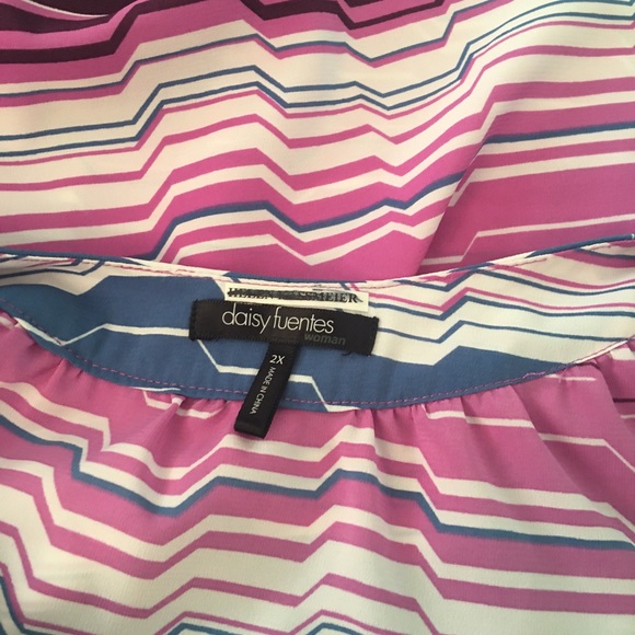 Daisy Fuentes Size 2x Flowy top. - Picture 5 of 5